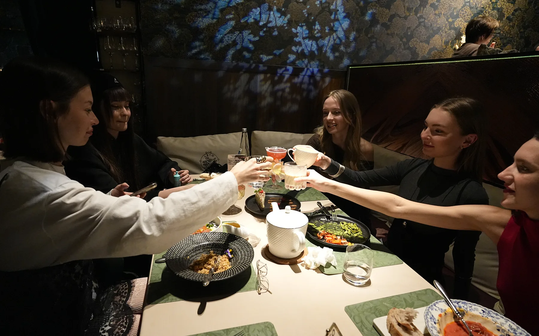 Компания гостей за вечерним столом в LETO Guangzhou